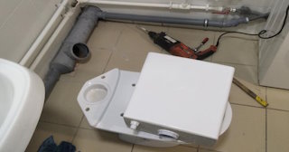 Установка напольного унитаза в Перми: монтаж под ключ от СантехДомПрм от 5240 рублей.